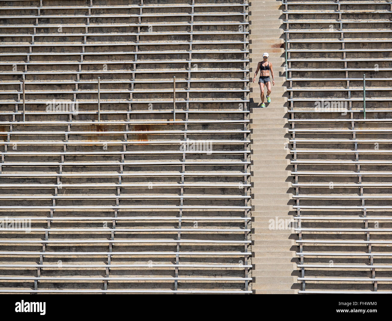 Ein weiblicher Athlet trainiert mit einem Treppen-Training im La Playa Stadion am Santa Barbara City College. Stockfoto