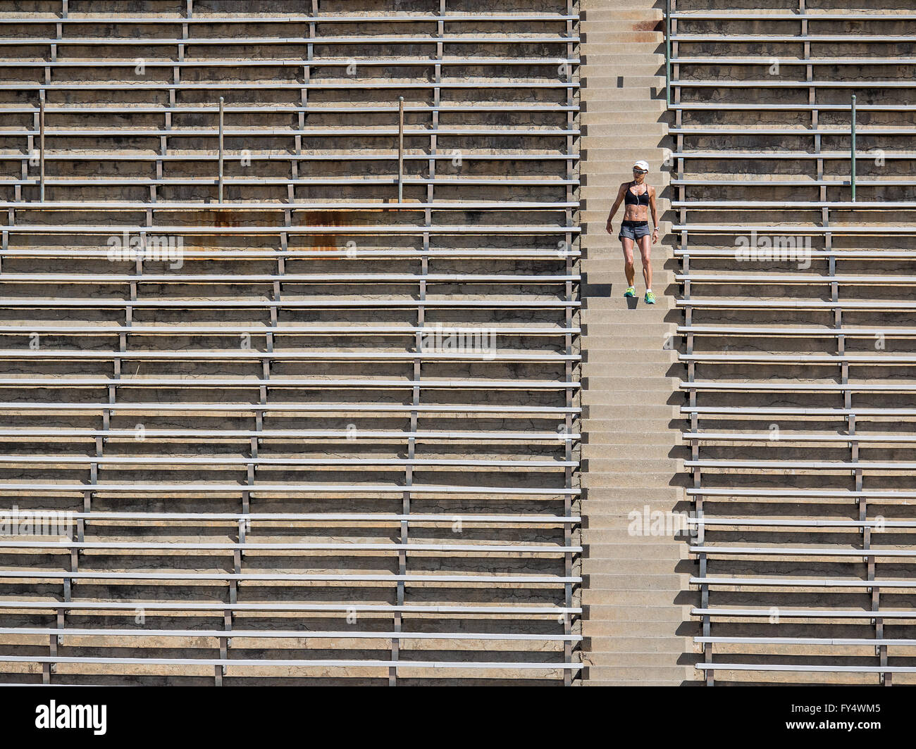 Ein weiblicher Athlet trainiert mit einem Treppen-Training im La Playa Stadion am Santa Barbara City College. Stockfoto