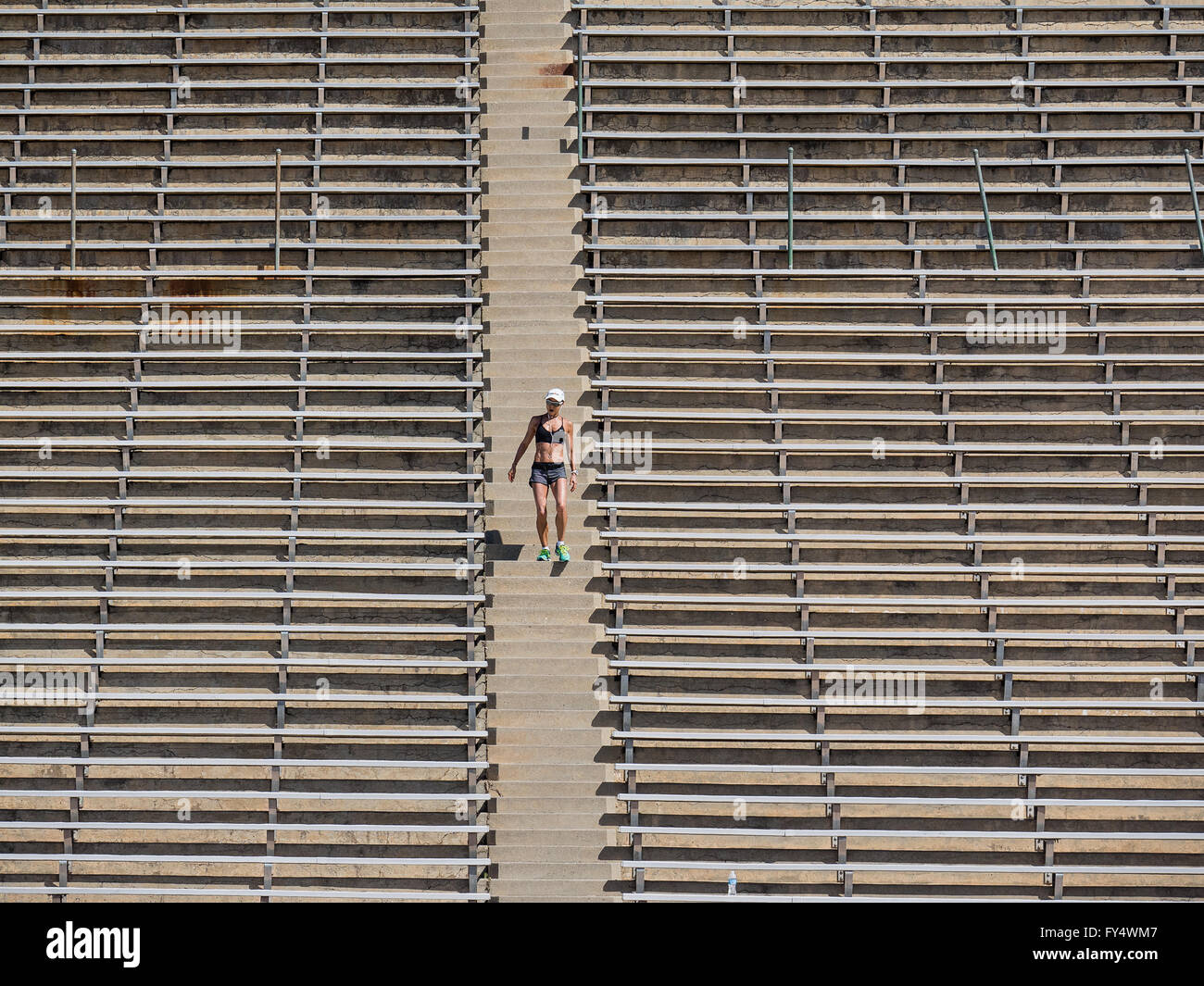 Ein weiblicher Athlet trainiert mit einem Treppen-Training im La Playa Stadion am Santa Barbara City College. Stockfoto