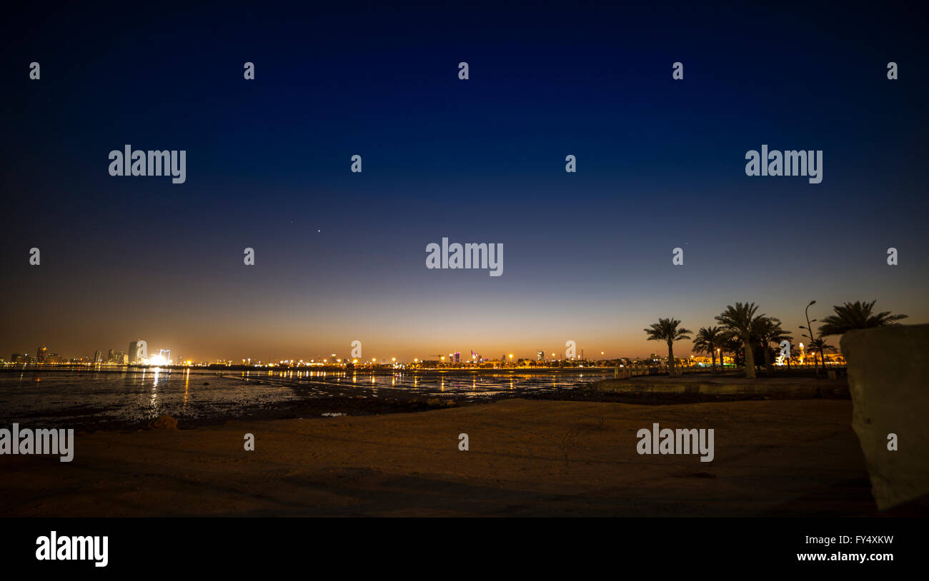 Nachtansicht Manama Stadt Skyline-Bahrain Stockfoto