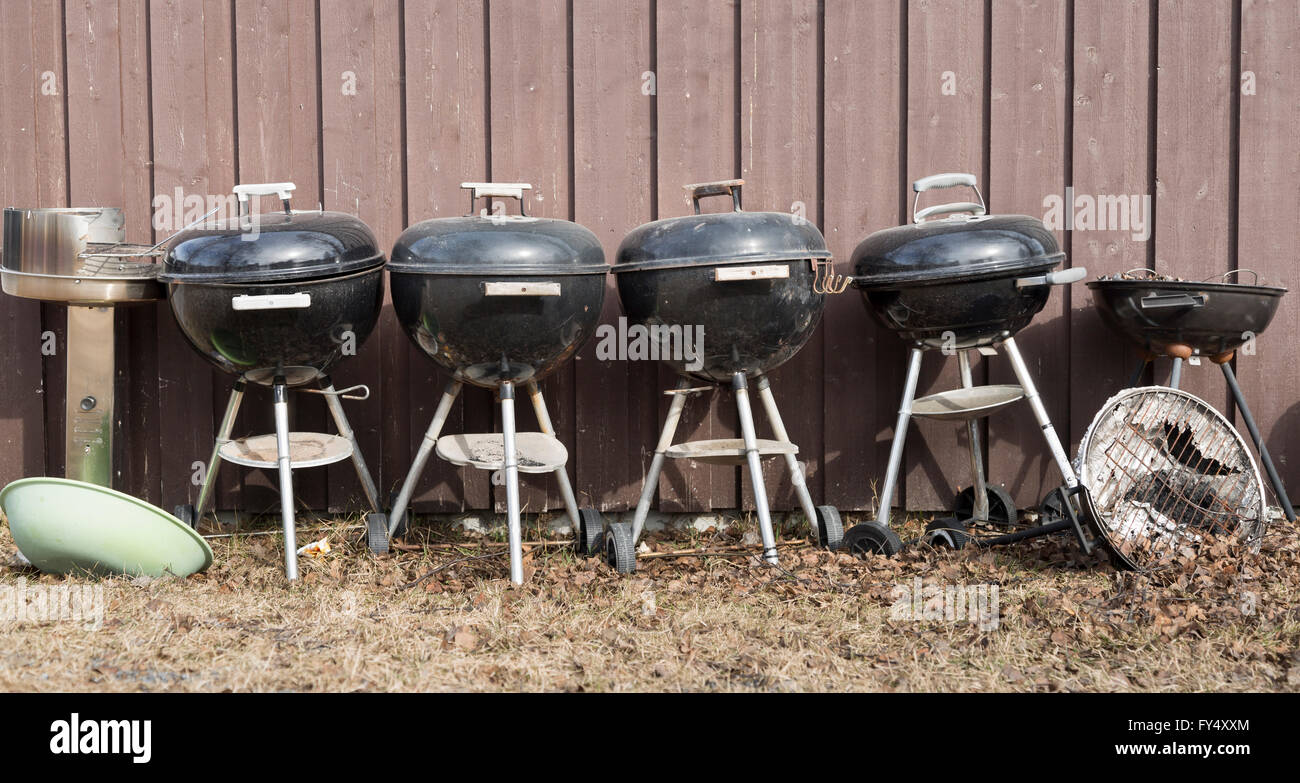 Kuppel geformt Barbecue-Grills in Folge durch die Wand. Stockfoto