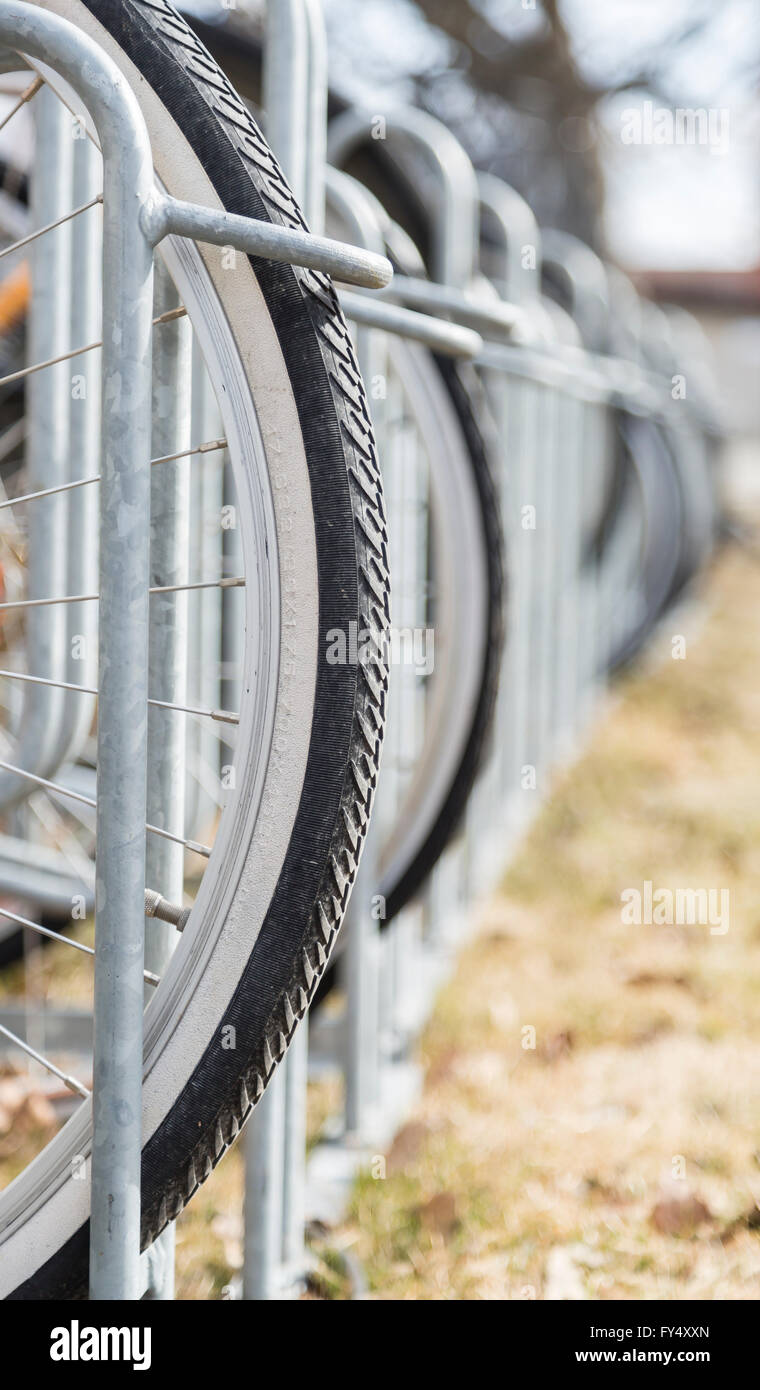 Fahrrad in Fahrradständer hautnah. Stockfoto