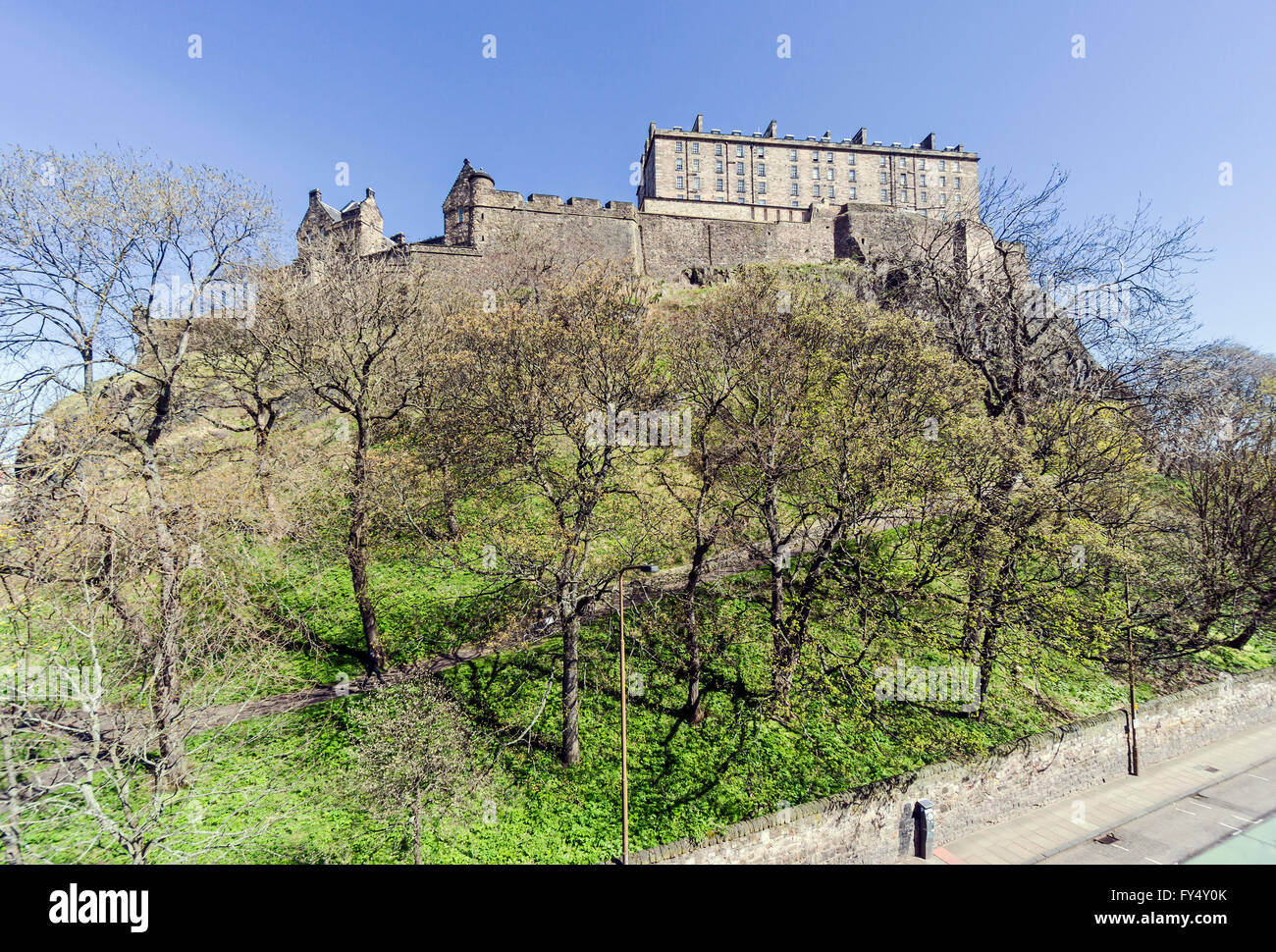 Edinburgh Castle in Edinburgh, Schottland gesehen vom Westend von Schlossterrasse Stockfoto