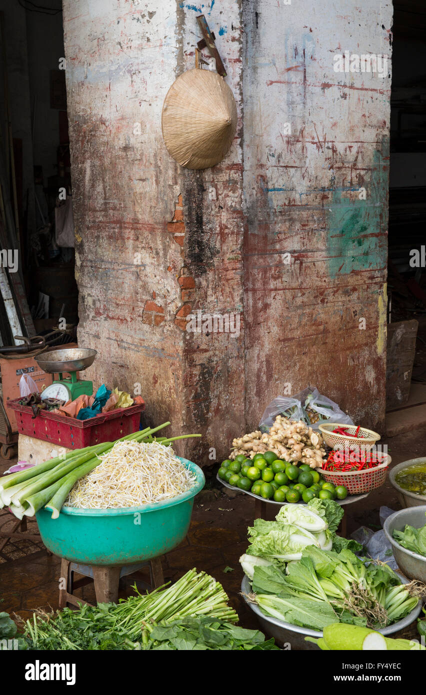 Vietnam Market Hanoi Old Quarter mit frischem Obst und Gemüse Reishut produzieren Gemüse alte Kolonialstraßen vietnamesische Märkte Stockfoto