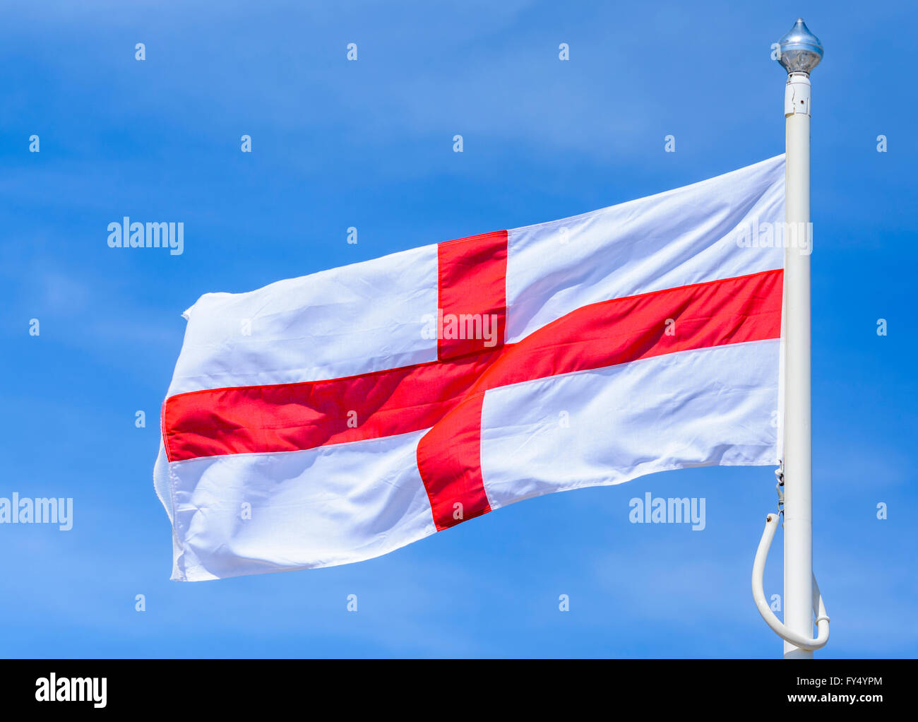 St Georges Cross Flag, die unter der Flagge von England, Fliegen gegen den blauen Himmel. Stockfoto