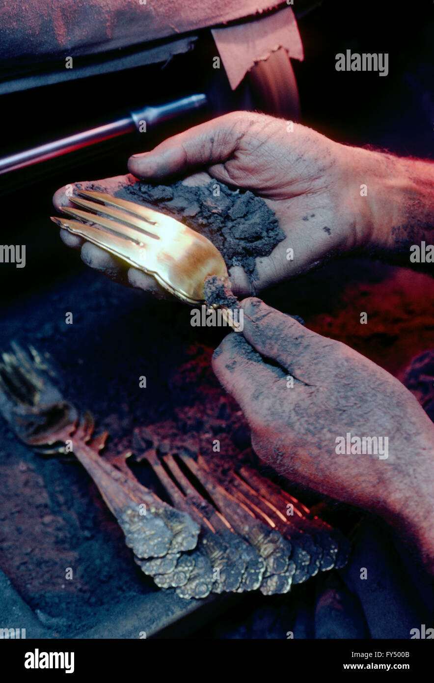 Tafelsilber Handwerker seine Arbeit anzeigen; Geschirr im Gange Stockfoto