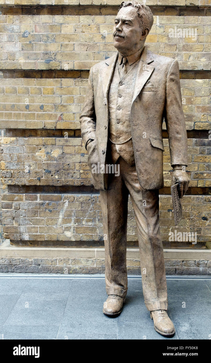 Statue von Lok Ingenieur Sir Nigel Gresley in Kings Cross Station ...