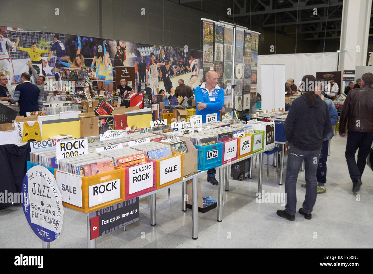 Moskau-HiFi und High End Messe, Moskau, Russland - 15. April 2016: Vinyl Vertrieb als Teil der Show Leute verkaufen und kaufen, Vinyl. Stockfoto