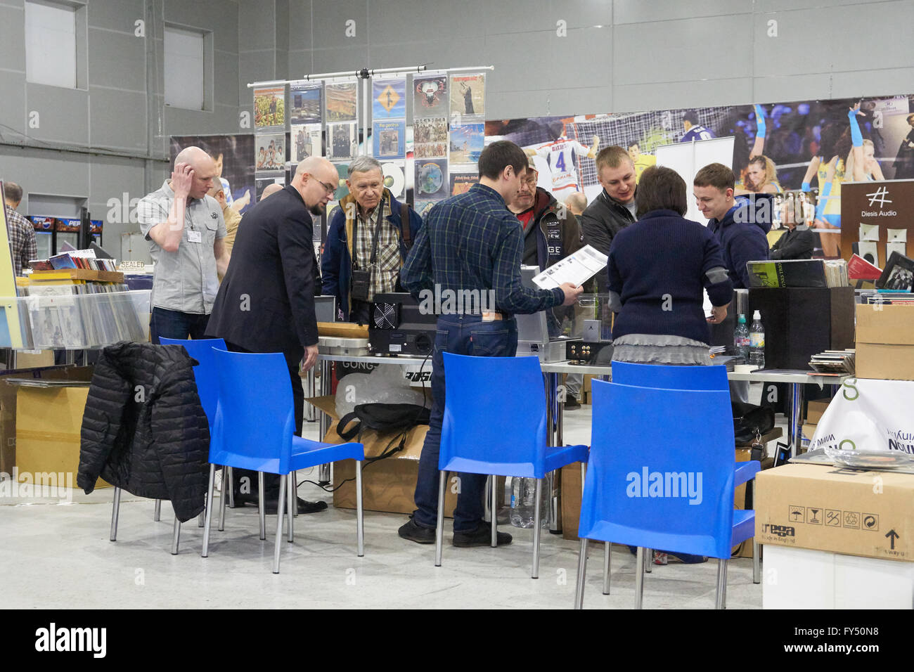 Moskau-HiFi und High End Messe, Moskau, Russland - 15. April 2016: Vinyl Vertrieb als Teil der Show Leute verkaufen und kaufen, Vinyl. Stockfoto