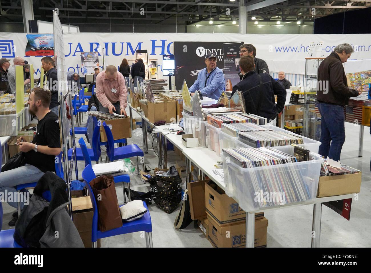 Moskau-HiFi und High End Messe, Moskau, Russland - 15. April 2016: Vinyl Vertrieb als Teil der Show Leute verkaufen und kaufen, Vinyl. Stockfoto