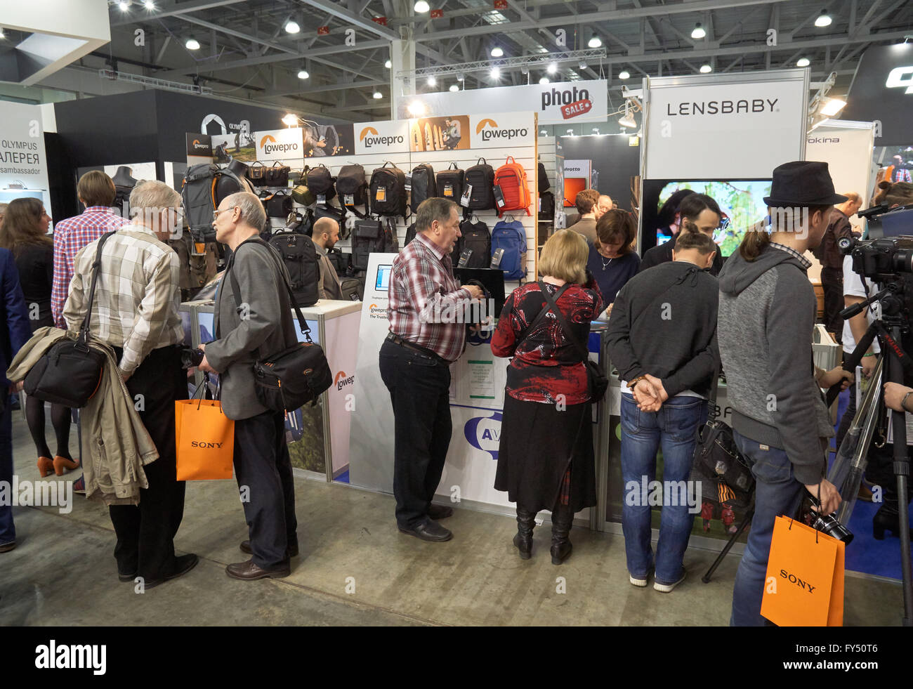 Moskau Crocus Expo, Moskau, Russland - 15. April 2016: Besucher versuchen Taschen bei Foto Verkauf stehen bei Saskia 2016 Stockfoto