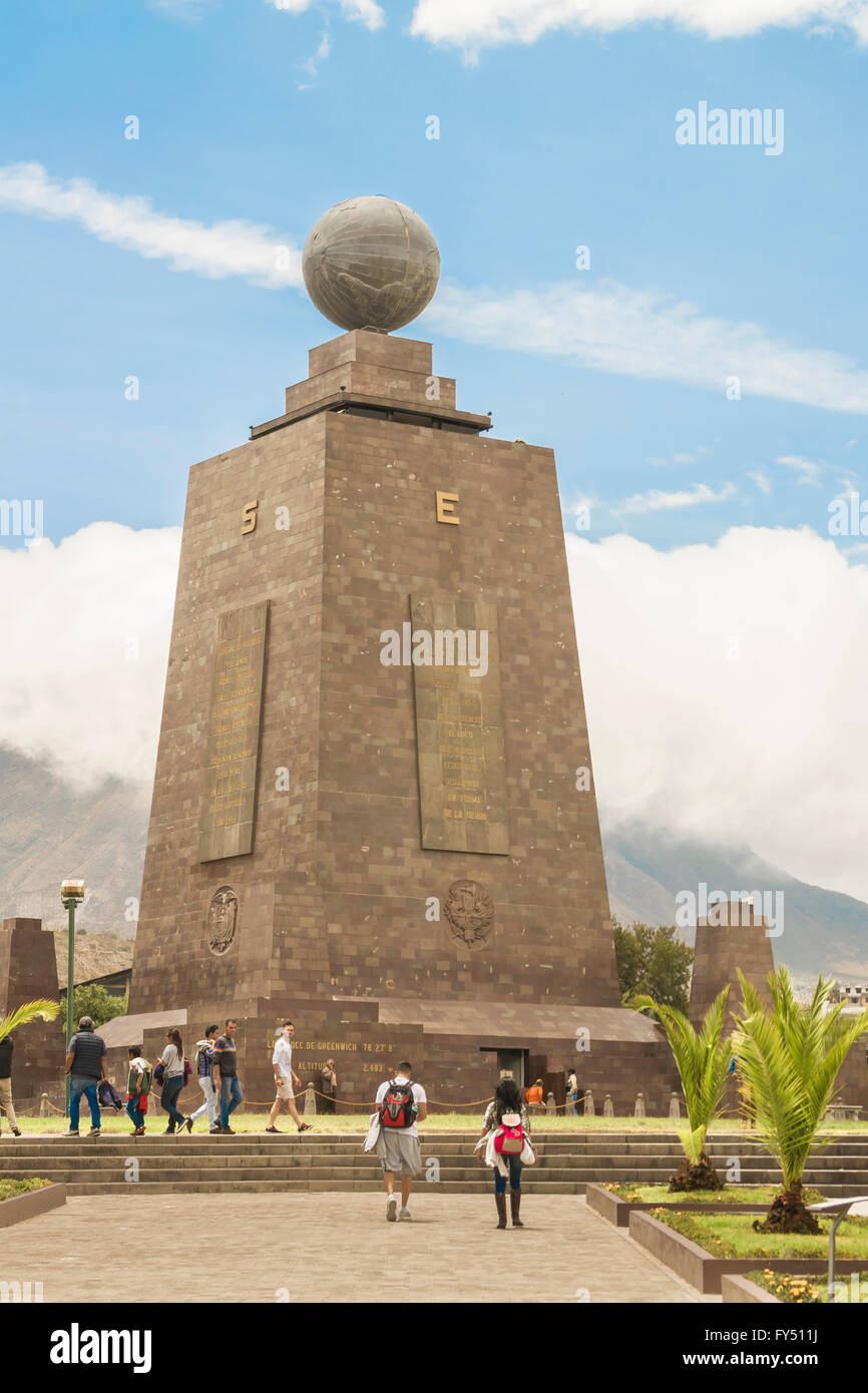 QUITO, ECUADOR, Oktober - 2015 - Gruppe von Touristen am meisten besuchten touristischen Ort in Ecuador, die Mittelerde Mo Stockfoto