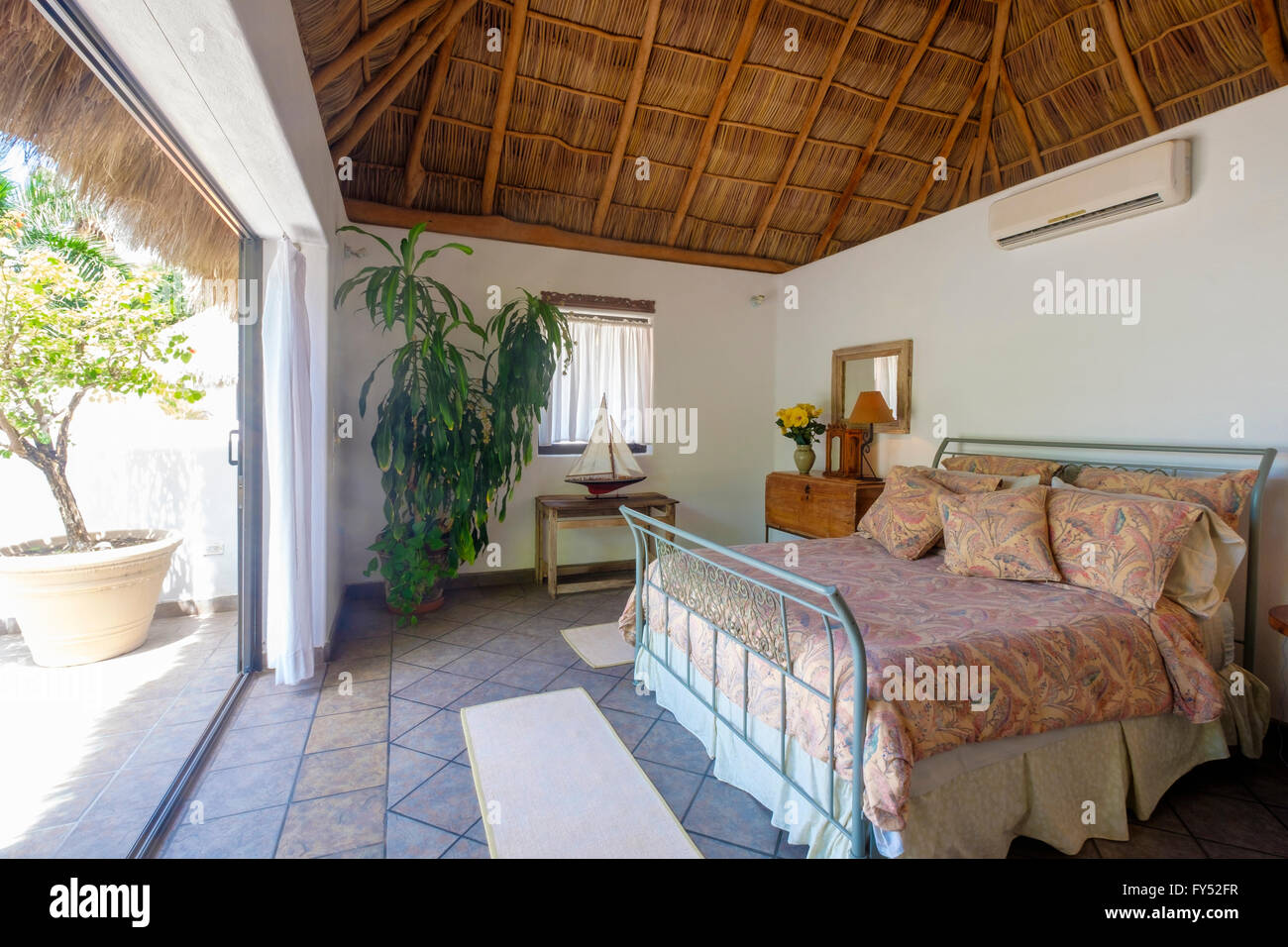 Gehobene mexikanischen Residence - Schlafzimmer mit offenen Wohnkonzept, Punta de Mita, Riviera Nayarit, Mexiko Stockfoto