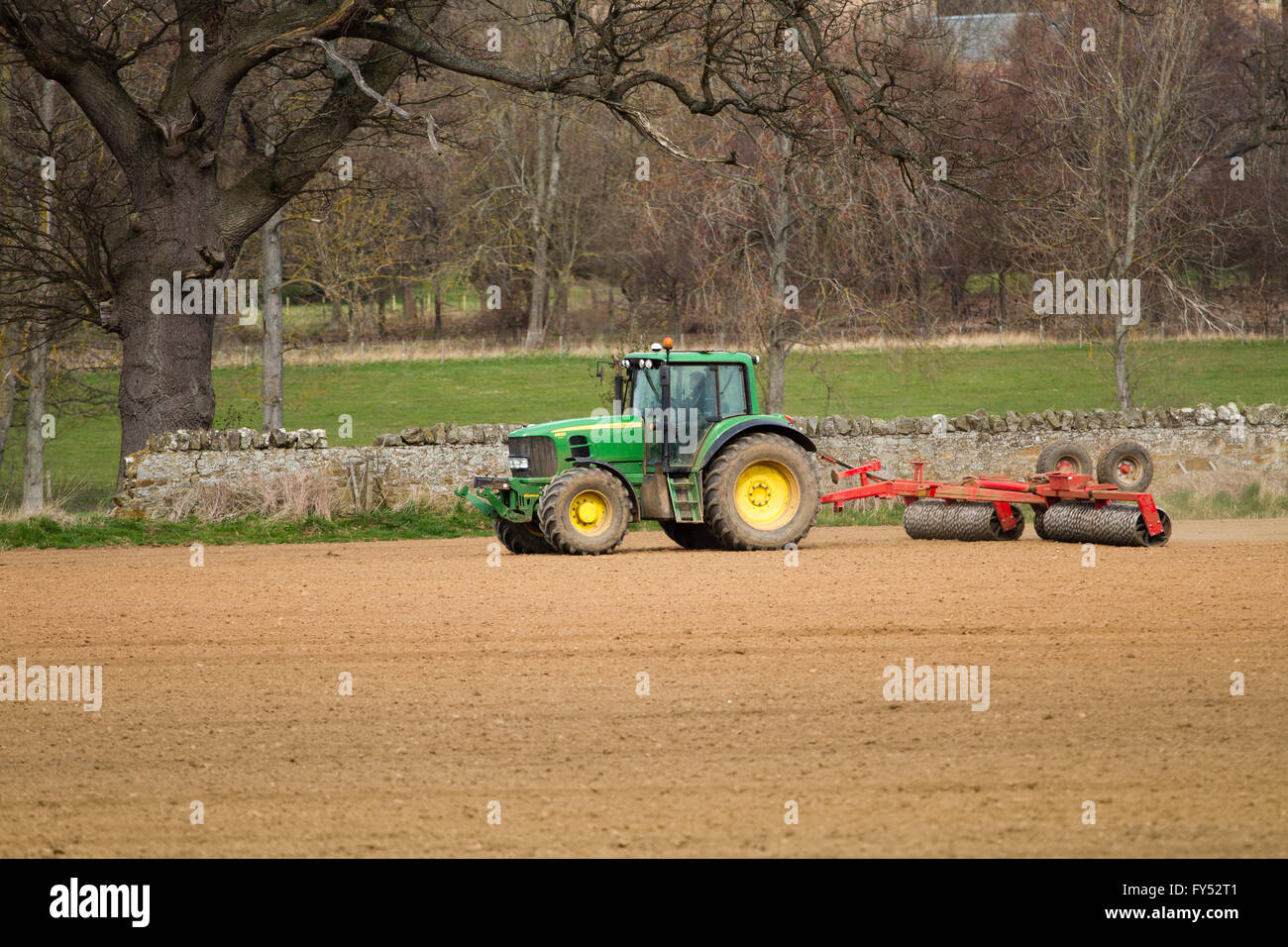 Ziehen einer Scheibenegge Traktor Stockfoto