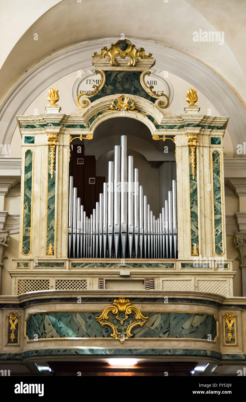 Marostica, Italien - 12. April 2016: Orgel und Empore über dem Eingang der Kirche von Saint Anthony Abbot. Stockfoto