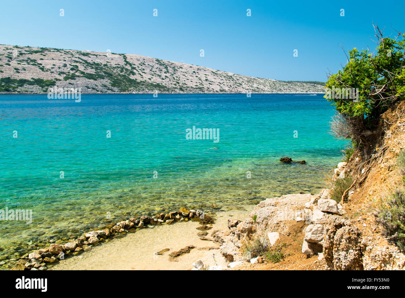 Das kristallklare Meer rund um die Insel Rab, kroatischen Urlaubsort. Stockfoto