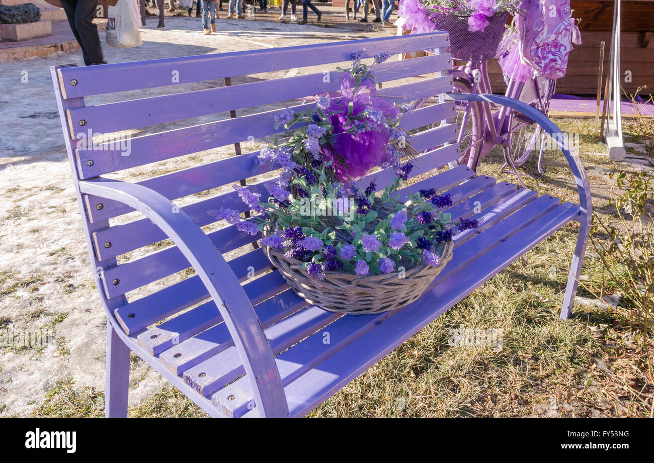 Holzbank in violett lackiert und verziert mit passendem Zubehör. Stockfoto