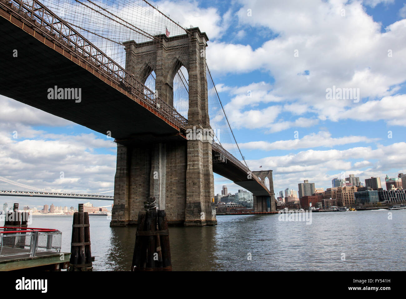 Blick von Manhattan in der Nähe von unter Brooklyn Bridge, USA in New York gesehen. Stockfoto