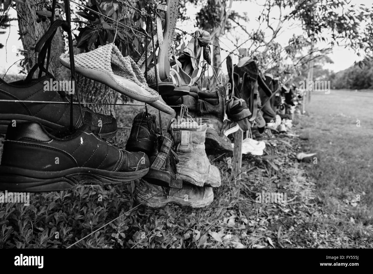 Hängende Schuhe in der Nähe von der Straße - South Australia Stockfoto