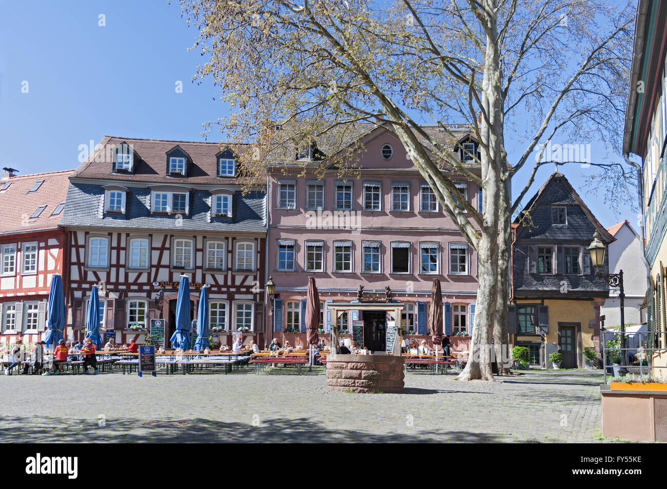 Restaurants auf dem historischen Schlossplatz in Frankfurt-Hoechst-Deutschland Stockfoto
