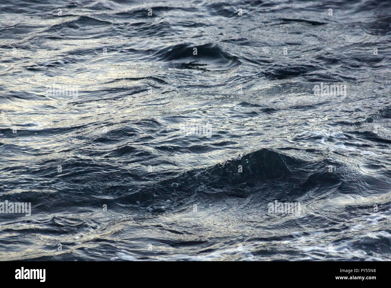 Schattierungen von Blue Ocean Water ripples Bläschen zu schaffen und Licht reflektiert.  Gut für Hintergründe Texturen. Stockfoto