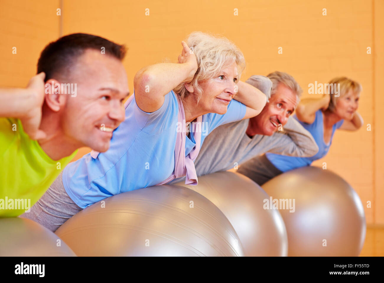 Senior Group im Rücken training Klasse trainieren im Fitnesscenter Stockfoto
