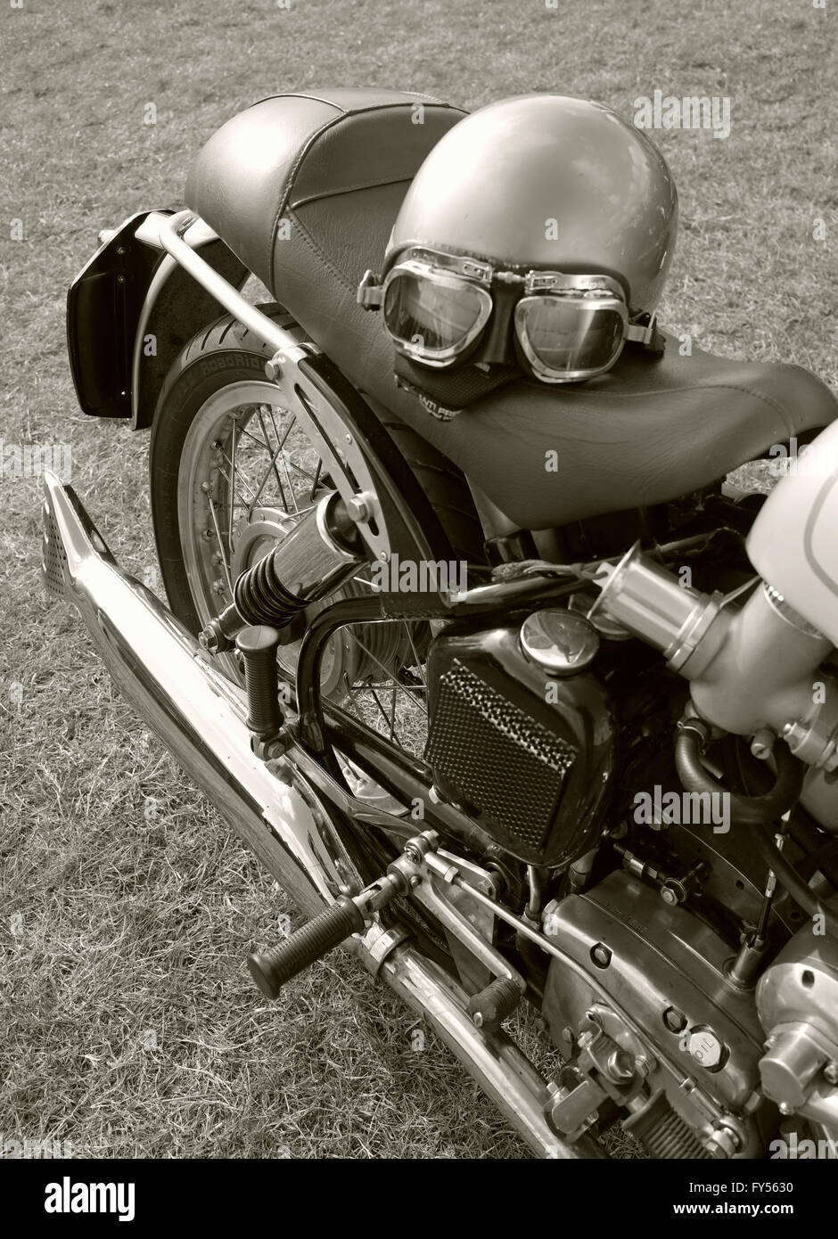 Alte Motorradhelm und Brille auf Oldtimer Motorrad Stockfoto