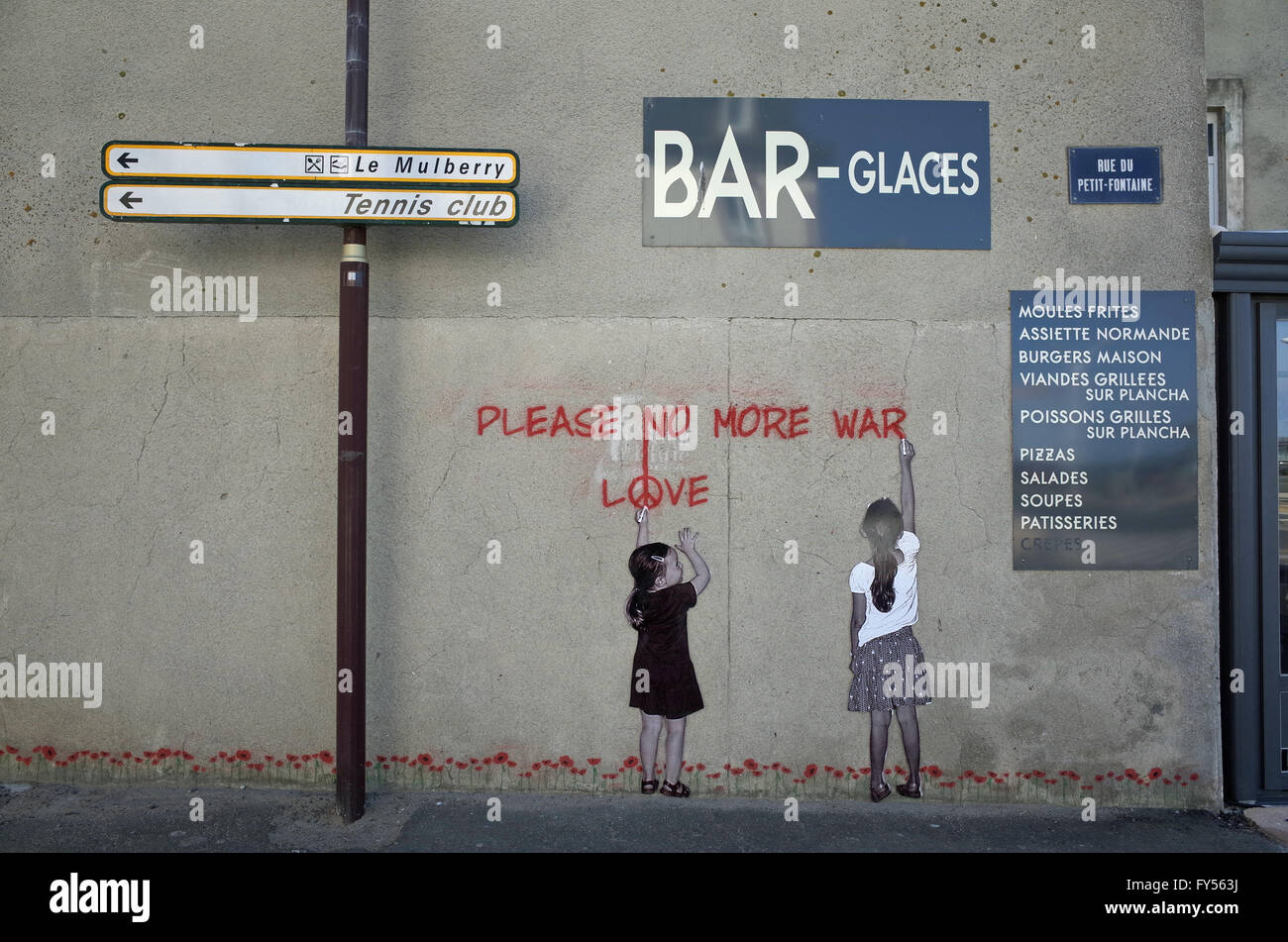 Wandmalerei von Kindern malen "Bitte nicht mehr Krieg - Liebe" an Wand im ländlichen Frankreich Stockfoto