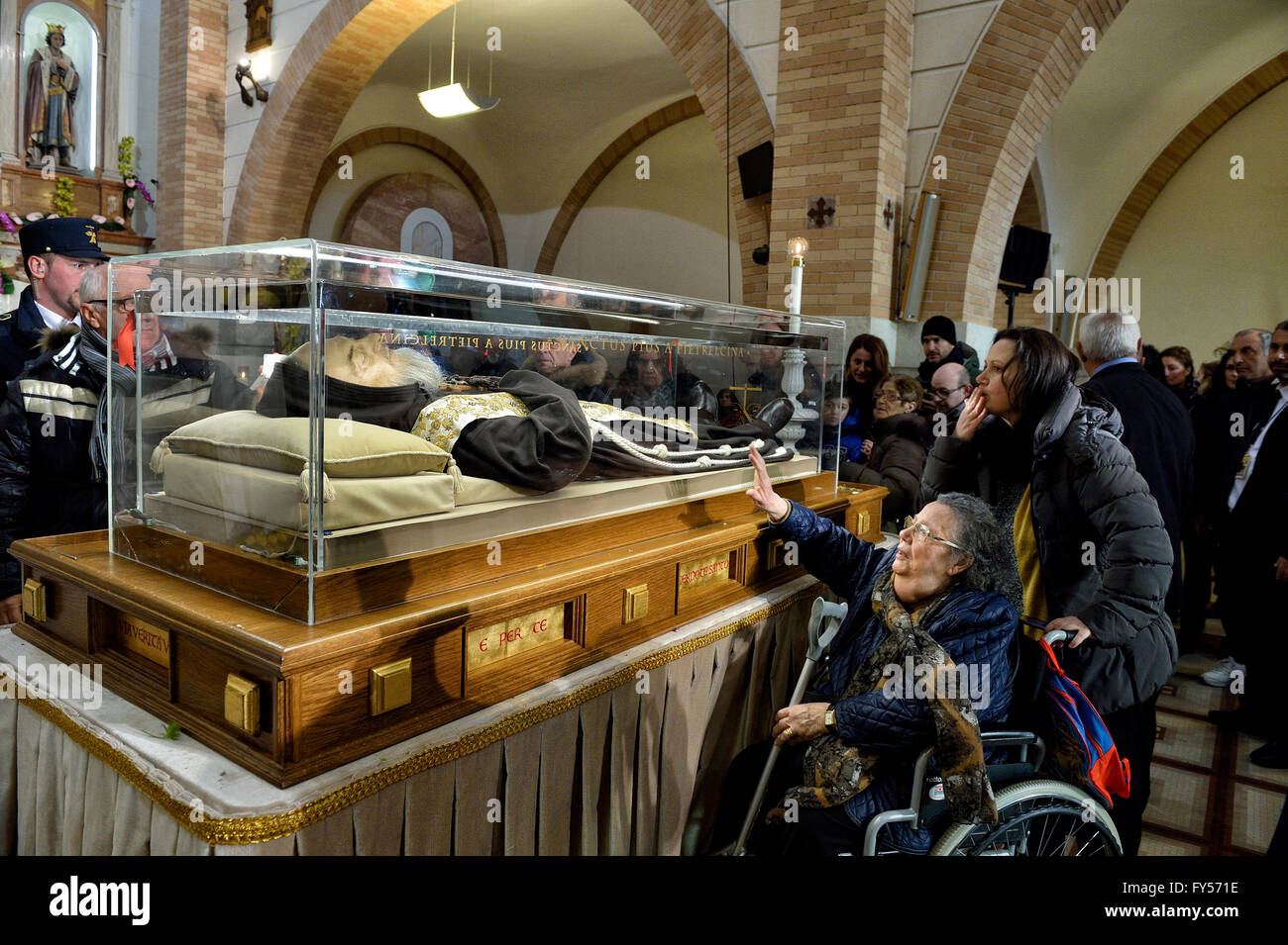 Italien Kampanien Pietrelcina St. Pio umarmt sein land Stockfoto