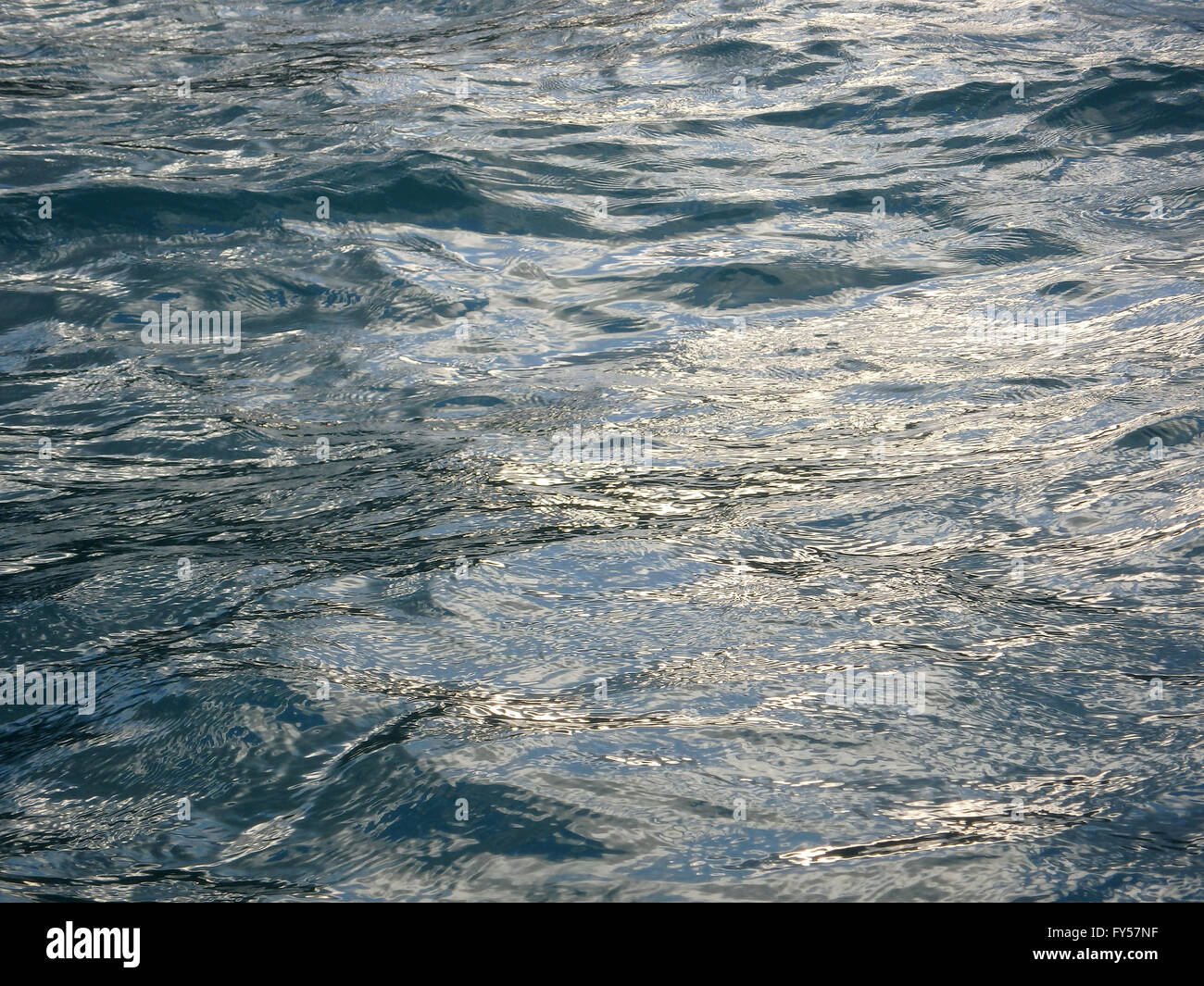 Meerwasser Wellen vor der Küste von Waimanalo Bay, Oahu, Hawaii.  Gut für Hintergründe Texturen. Stockfoto