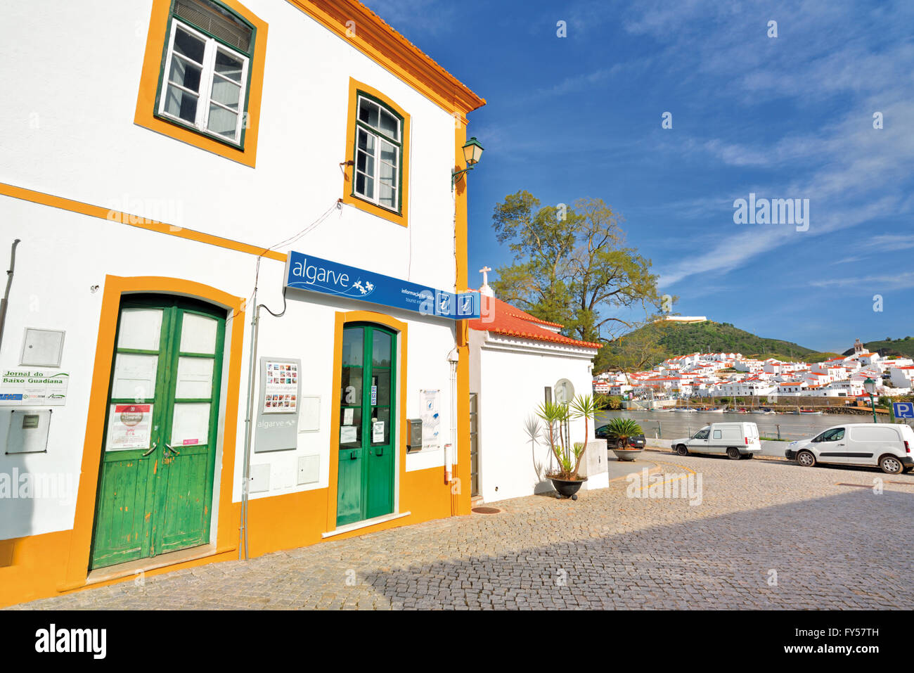 Portugal, Algarve: Historische Gebäude und Sitz des Amtes für Tourismus am Guadiana Fluss in Alcoutim Stockfoto