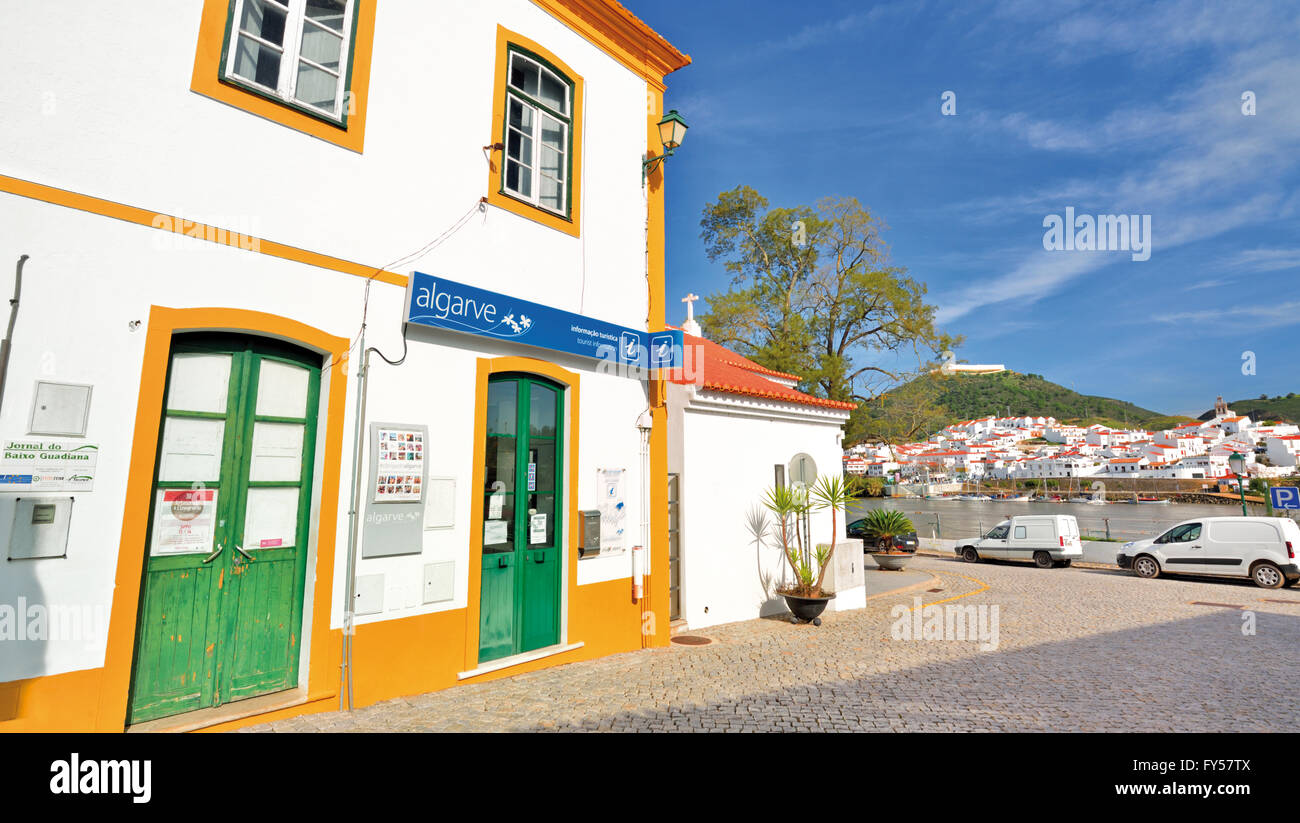 Portugal, Algarve: Historische Gebäude und Sitz des Amtes für Tourismus am Guadiana Fluss in Alcoutim Stockfoto