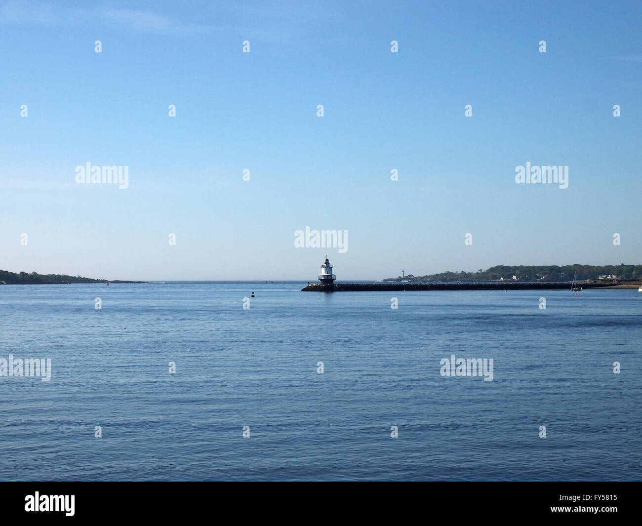 Leuchtturm "Bug Licht" am Ende der Mole Felsenbucht mit Boot und historische Portland Head Light sichtbar führt zum Meer auf einem b Stockfoto