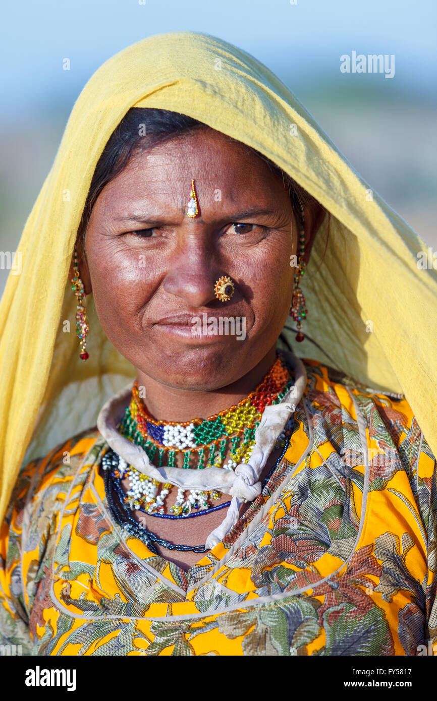 Traditionell gekleidete unbekannte junge Indianerin steht und schaut in die Kamera in den ländlichen Gebieten in der Nähe der Wüste Thar in Jaisalm Stockfoto