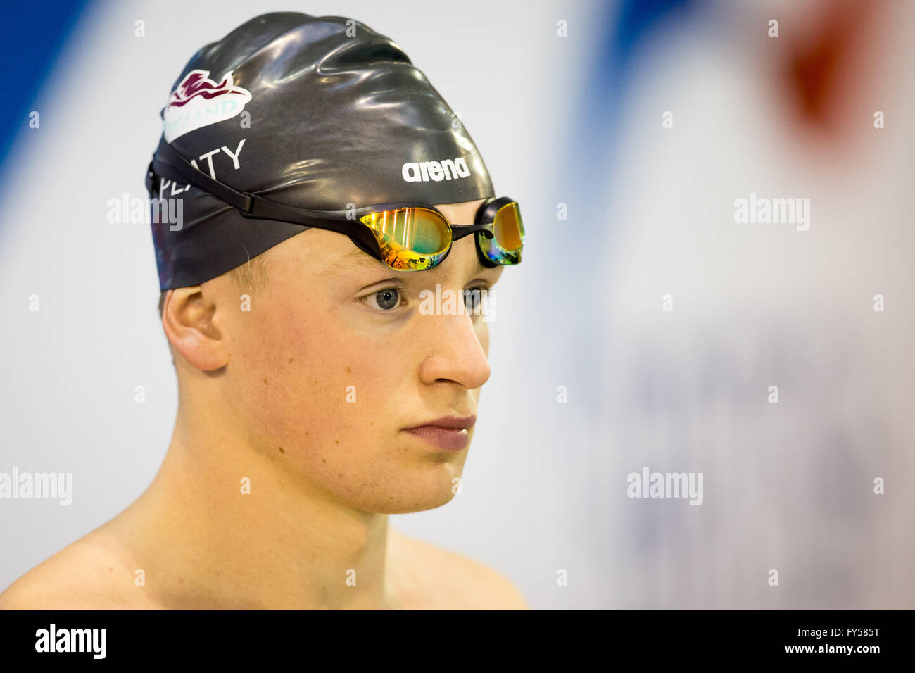 GLASGOW, UK: April 12, 2016 Adam Peaty Großbritanniens vor dem Start der Männer 100 m Brustschwimmen Finale Stockfoto