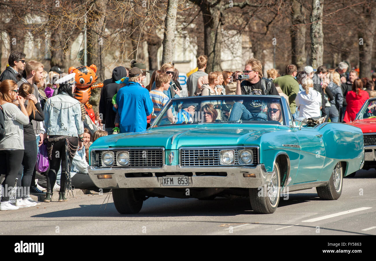 Traditionelle Oldtimer-Parade feiert den Frühling am Maifeiertag in Norrköping, Schweden. Stockfoto