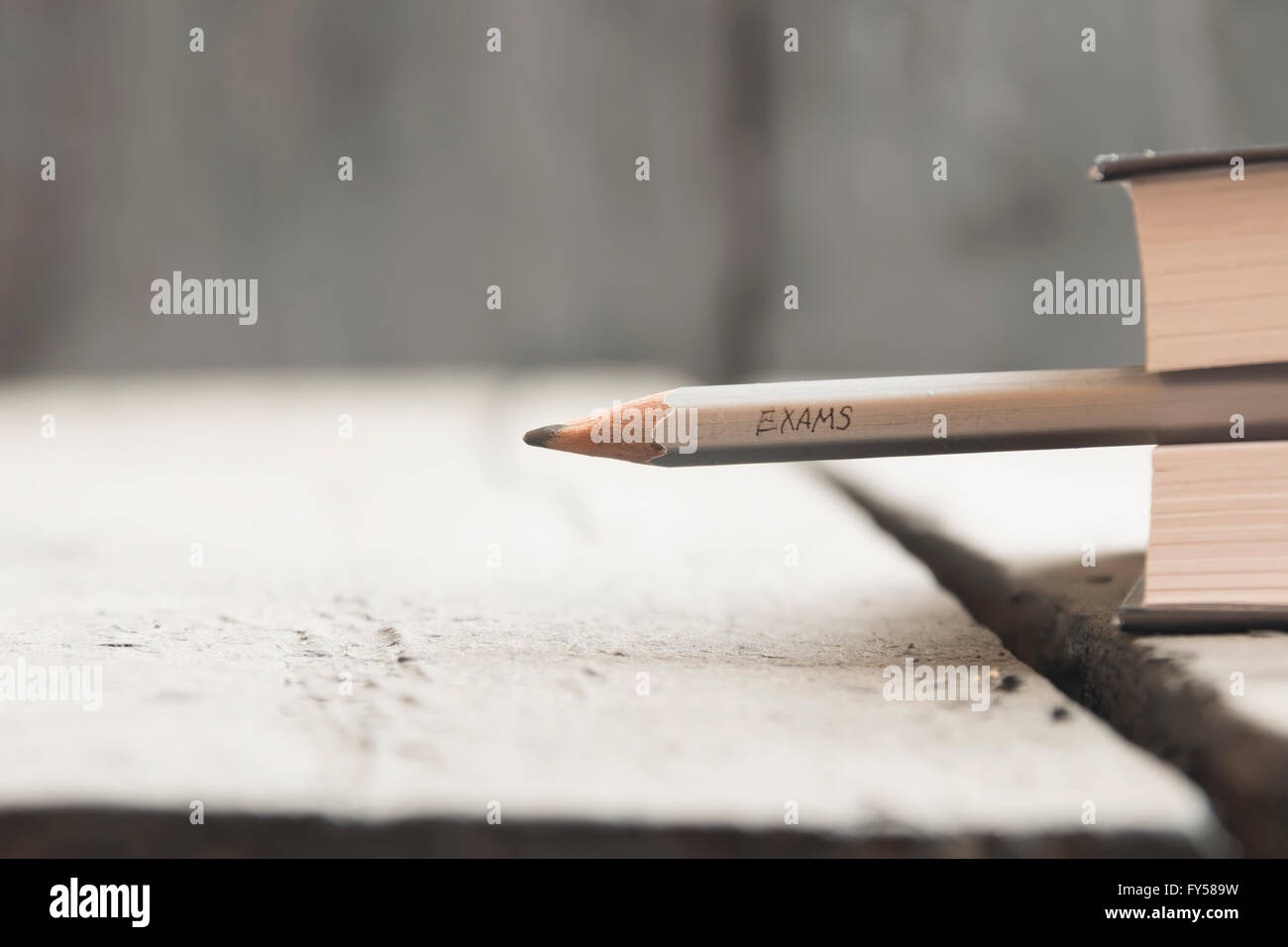 Prüfungen-Konzept, Inschrift in Bleistift Prüfungen. Stockfoto
