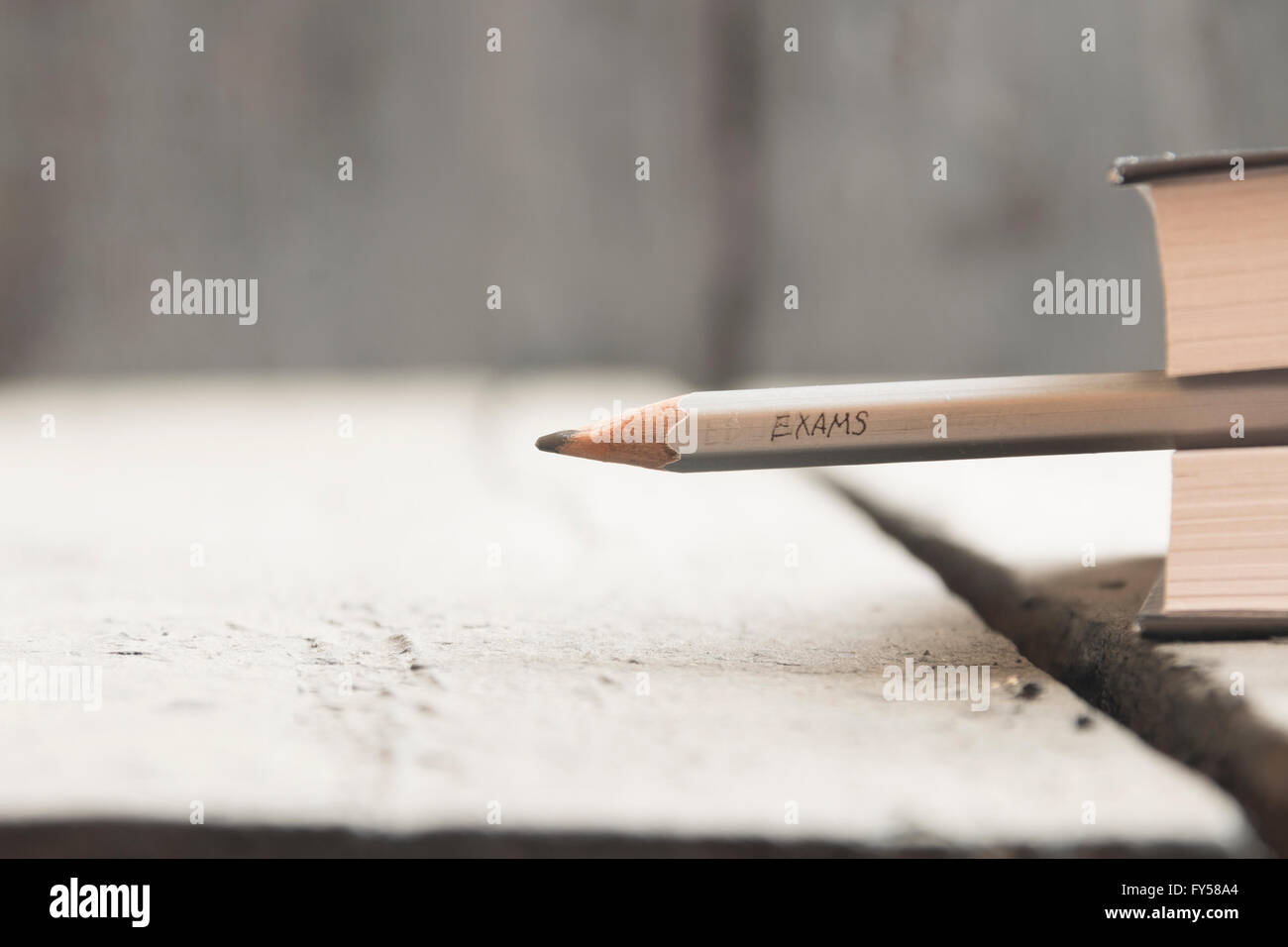 Prüfungen-Konzept, Inschrift in Bleistift Prüfungen. Stockfoto