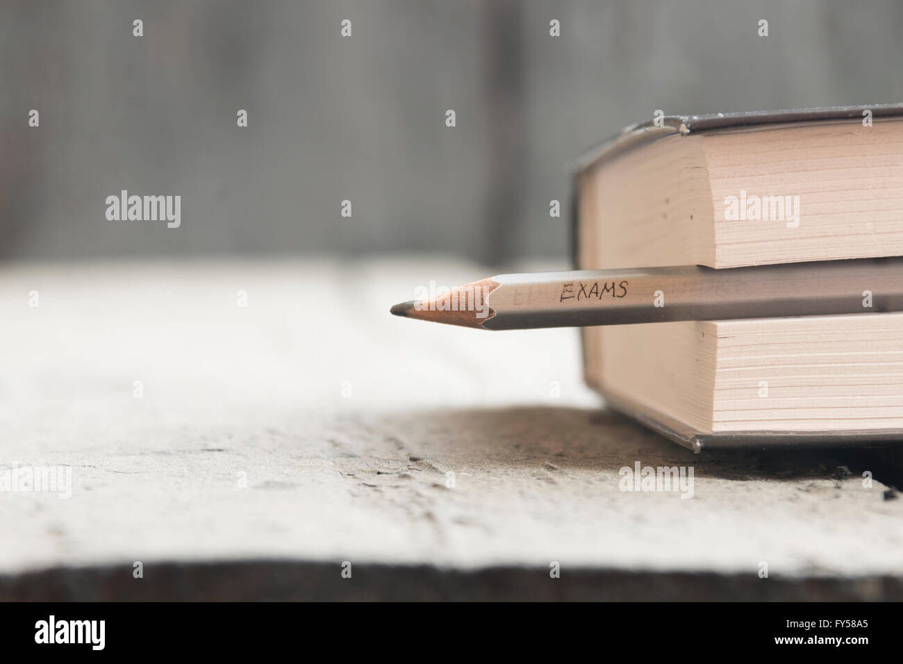 Prüfungen-Konzept, Inschrift in Bleistift Prüfungen. Stockfoto