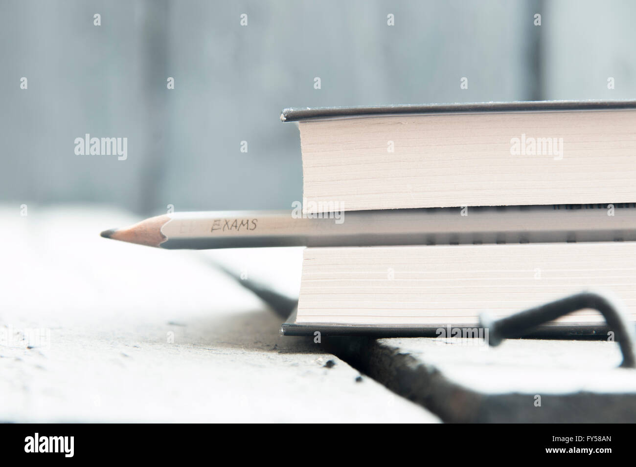 Prüfungen-Konzept, Inschrift in Bleistift Prüfungen. Abgeschwächt. Stockfoto