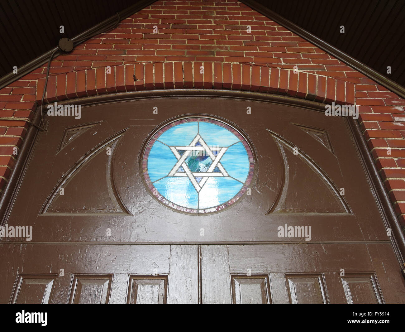 Tür mit Fleck Glas jüdischen Stern an das jüdische Museum von Maine - erbaut in den 1920er Jahren historische Etz Chaim Synagoge.  Portland, M Stockfoto