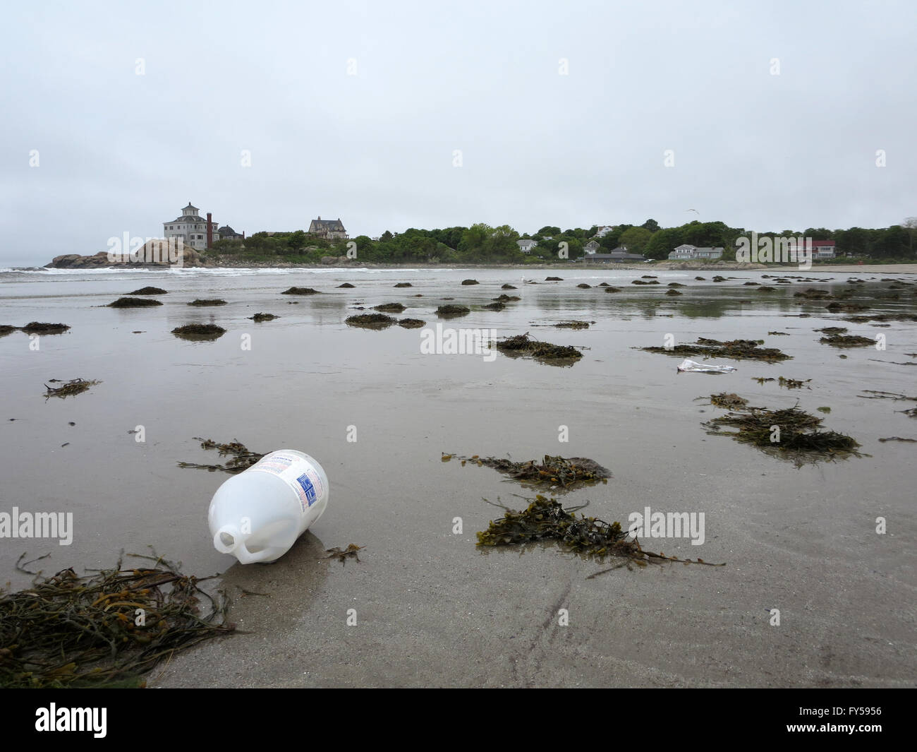 Kunststoff-Flasche Müll auf Good Harbor Beach, Gloucester, Massachusetts. Stockfoto