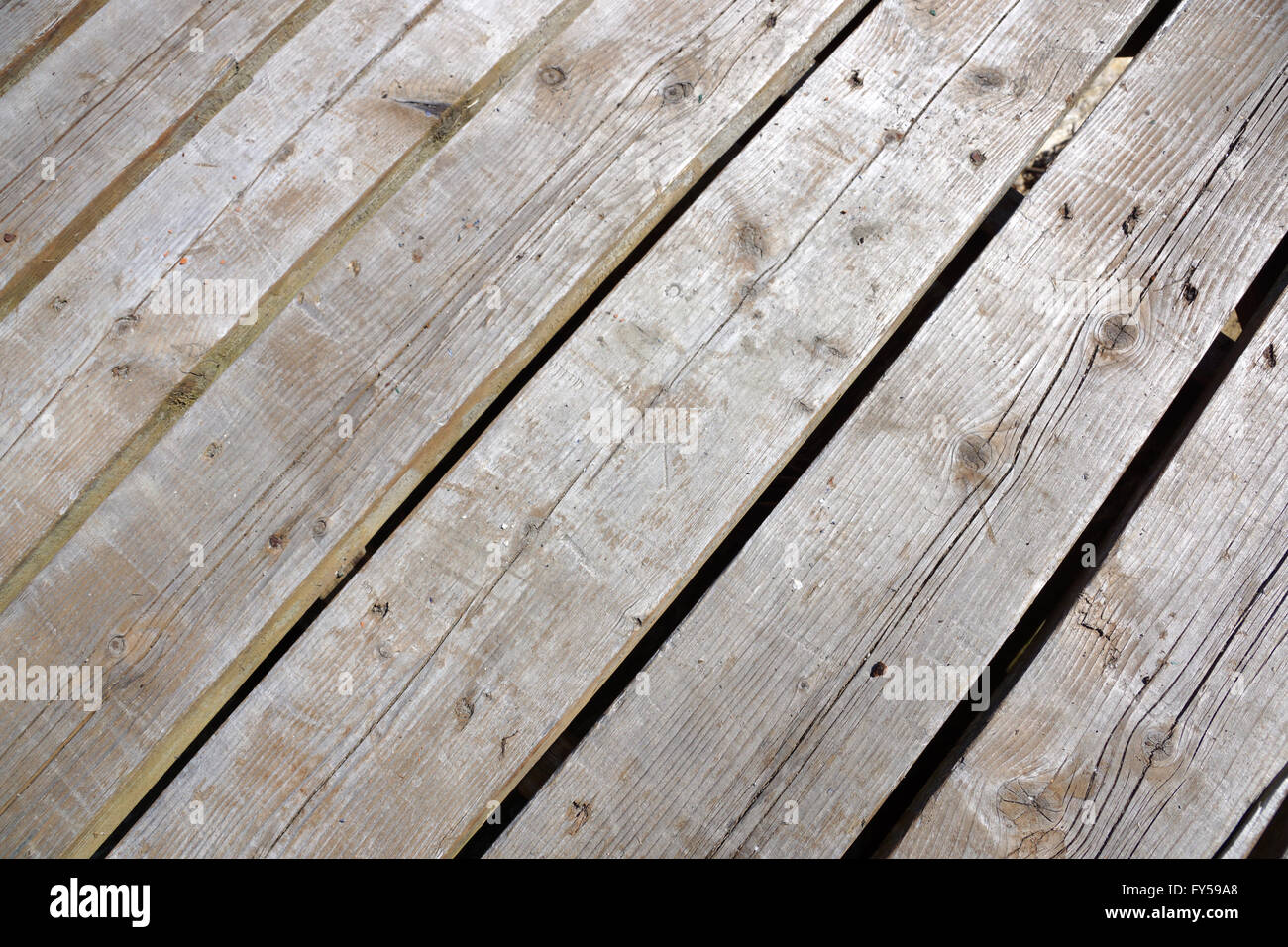 Holzbohle Gehweg mit kleinen Rissen in einem schrägen Winkel. Stockfoto