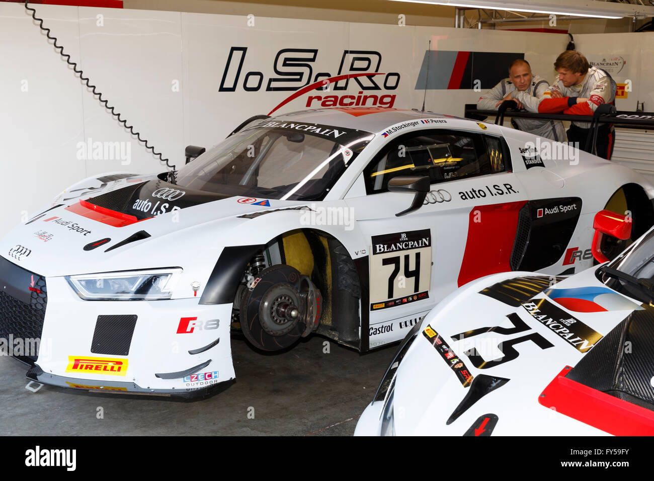 Misano Adriatico, Italien - 10. April 2016: Audi R8 LMS des ISR-Team, angetrieben von Marlon Stockinger und Franck Perera, Blancpain GT Series Sprint Cup in Misano World Circuit. Stockfoto