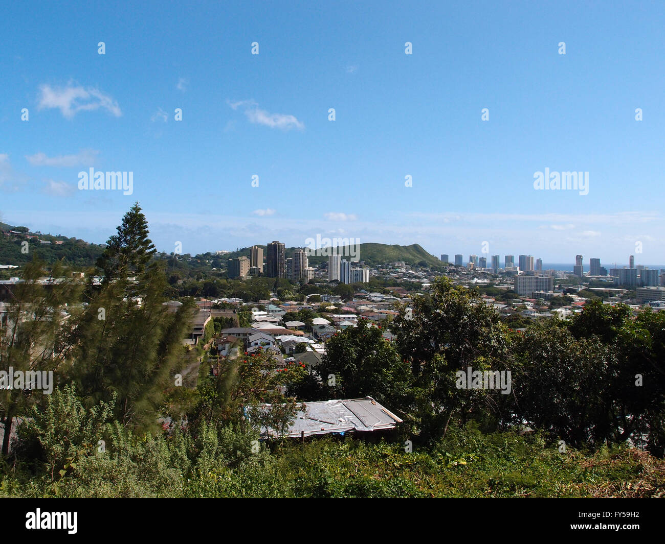 Punchbowl Crater, Nuuanu und Honolulu Stadtansicht Blick auf den Ozean von hoch oben in den Hügeln mit Kränen und modernen Wolkenkratzers Stockfoto