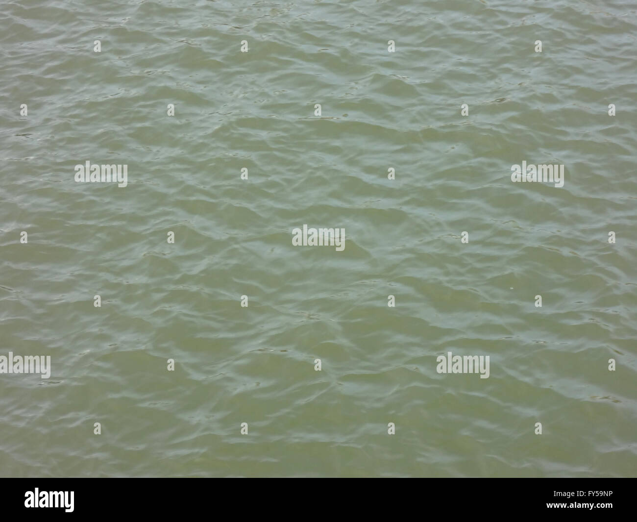 Plätschern des Wassers olivgrün von Oakland Hafen.  Ideal für Muster und Hintergründe. Stockfoto
