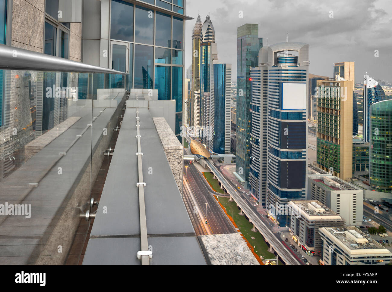 Dubai Towers Draufsicht vom Rand eines Balkons Stockfoto