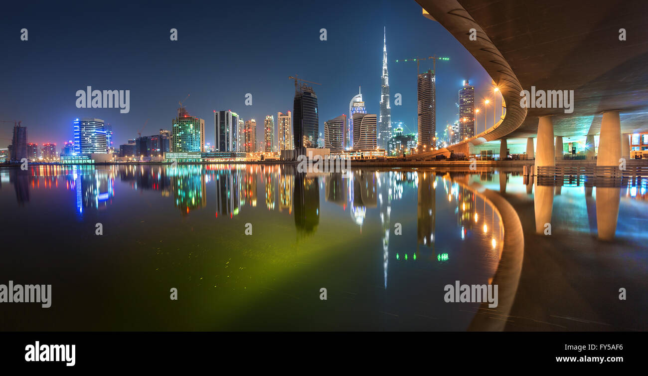 Dubai Downtown Türme bunten Reflexion umrahmt von rechts von der Brücke Stockfoto