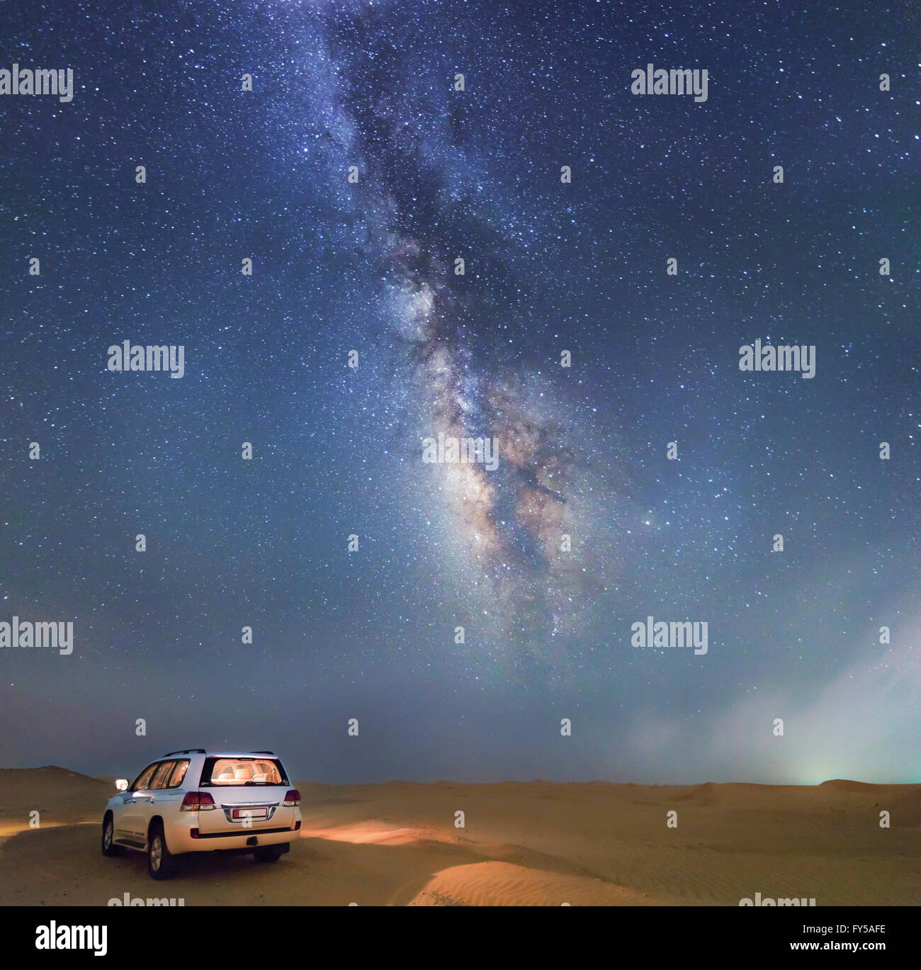 Milkyway nachts mit 4 x 4 Geländewagen und Lichtreflexionen von im Auto Stockfoto