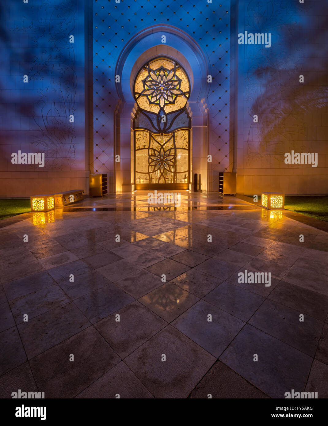Sheikh Zayed Grand Moschee Luxus Tor bei Nacht mit einigen schönen Farbenlichter Stockfoto